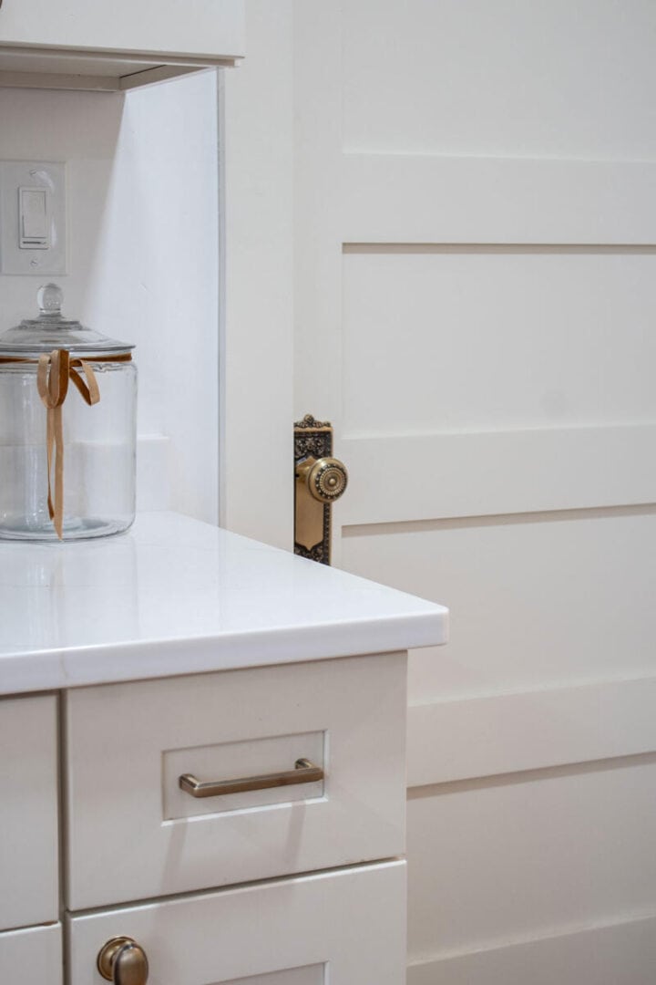 coordinating-drawer-pulls-and-doorknobs