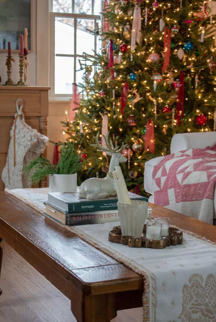 cozy-Christmas-living-room-ideas - old-fashioned Christmas decor ideas