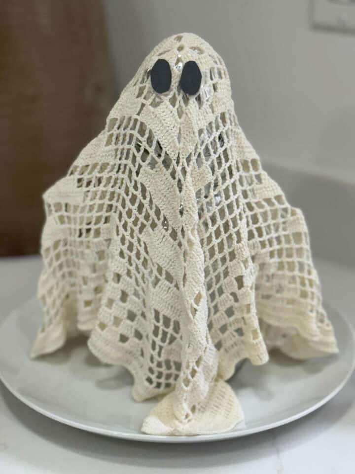 how-to-make-a-fabric-ghost-using-a-doliy