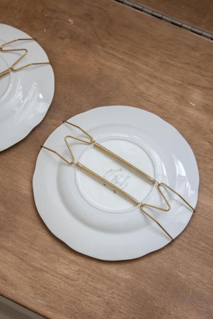 spring-loaded-plate-hangers-for-hanging-dishes-on-wall