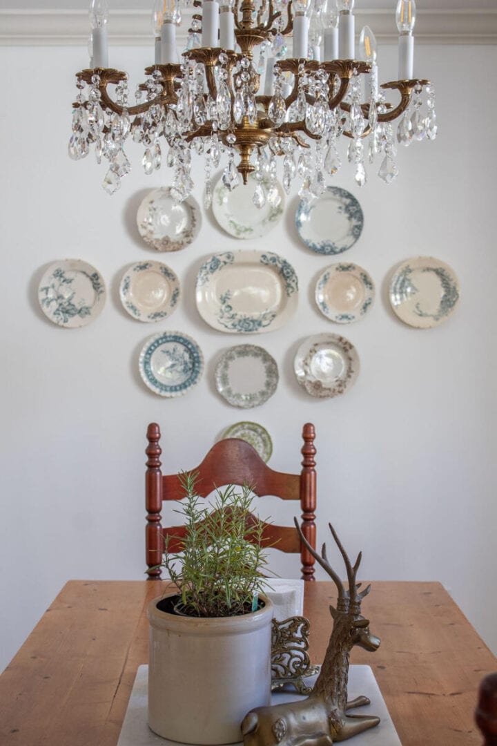 1-hanging-plates-on-the-wall - vintage plate gallery wall