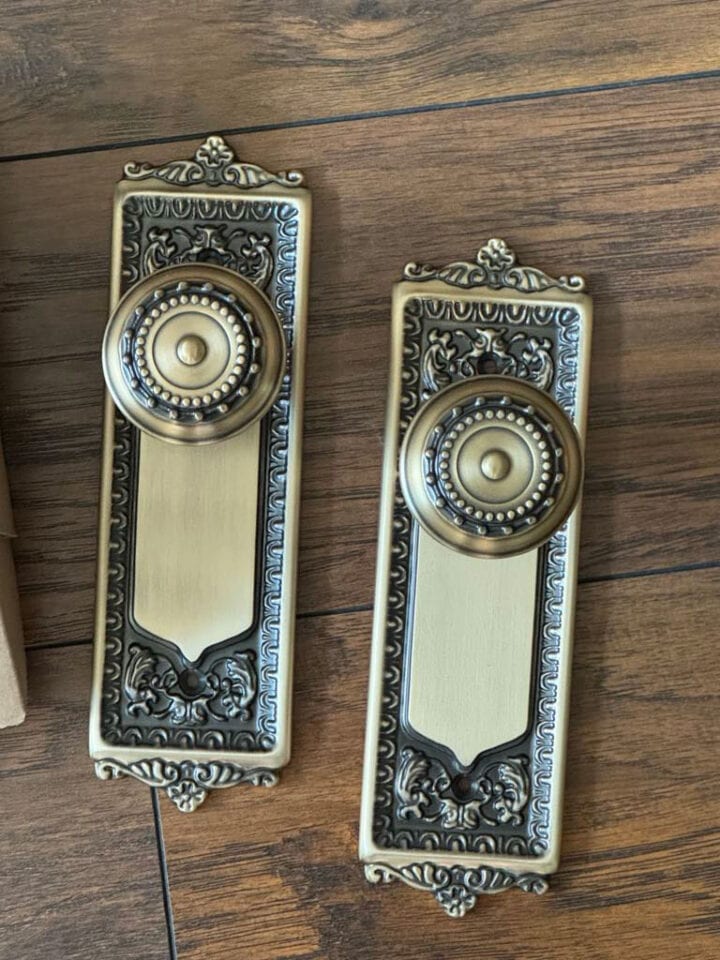 stunning-antique-brass-doorknobs-with-backplates