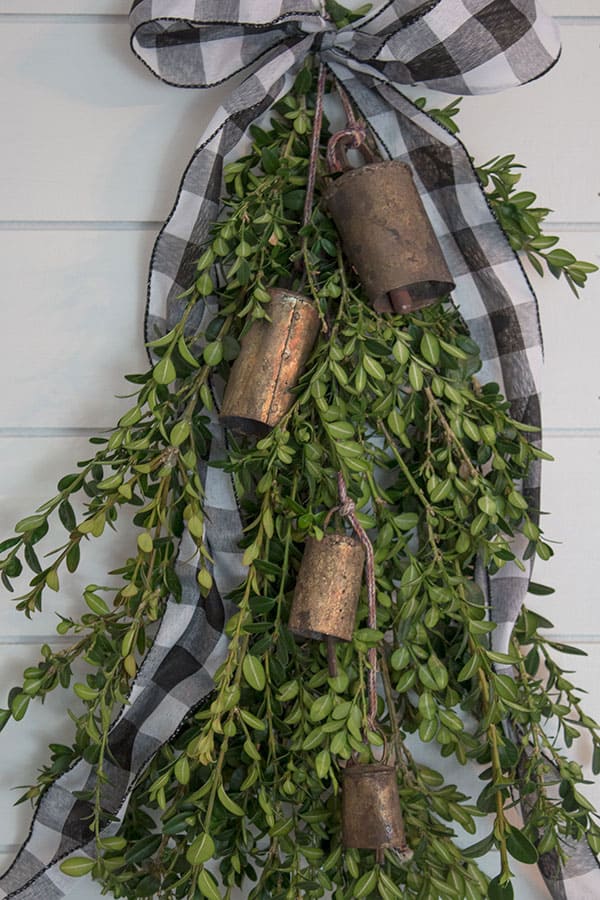 DIY-Christmas-Door-Decorations,-boxwood-swag