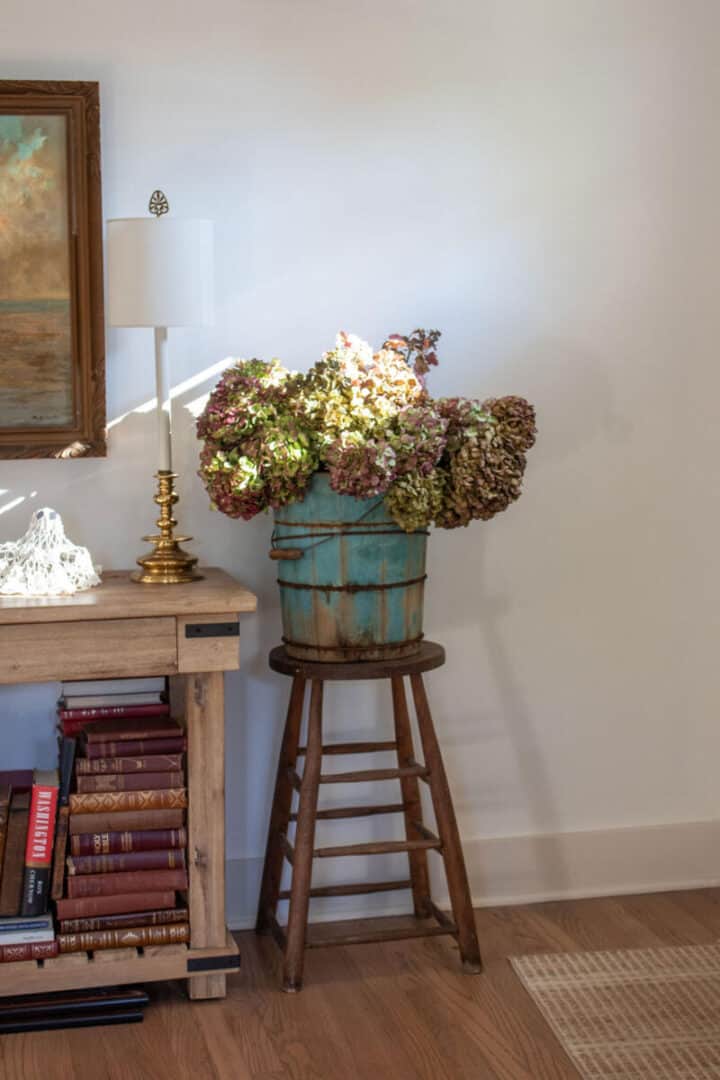 simple-rustic-fall-decor-with-dried-hydrangeas