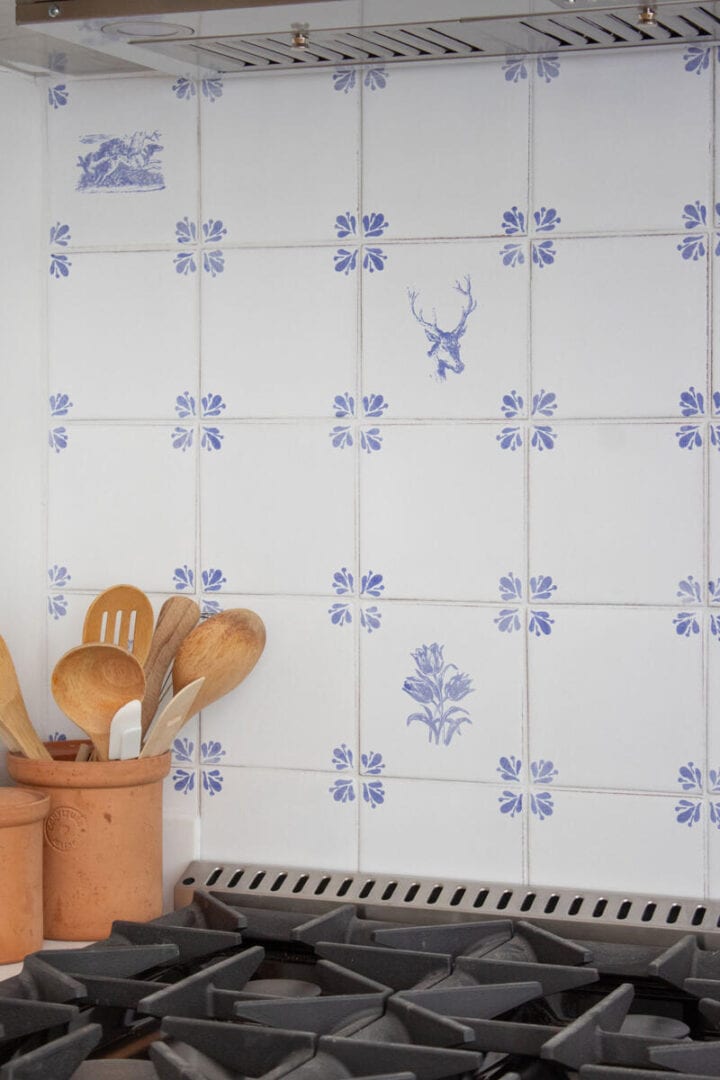vintage-style-blue-and-white-tiles-kitchen