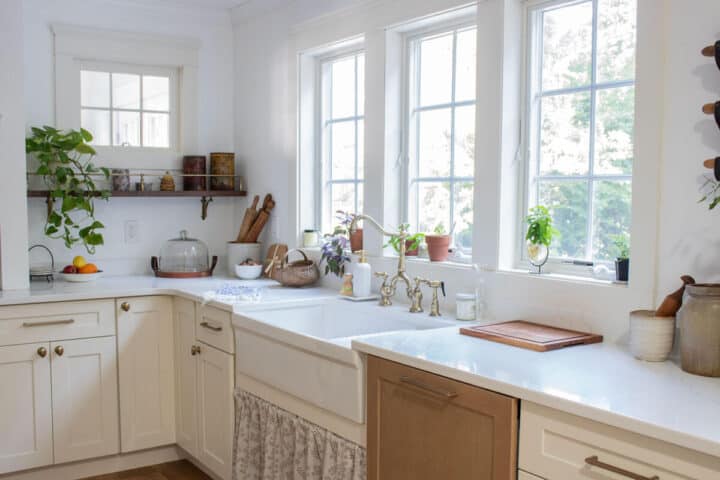 country-kitchen-with-vintage-sink-the-honeycomb-home