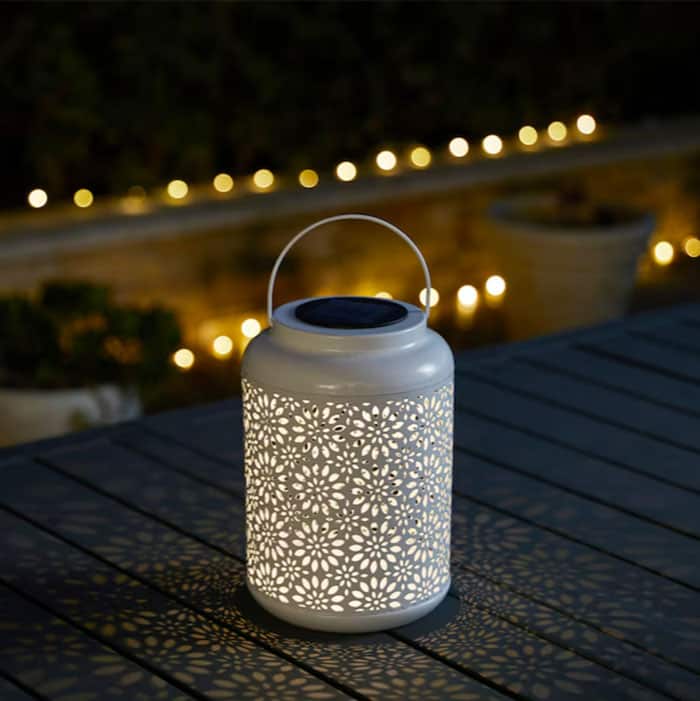 outdoor-lanterns-backyard