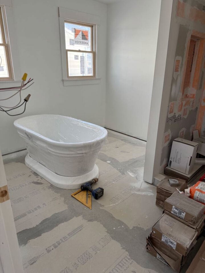 bathtub-bathroom-construction-photo
