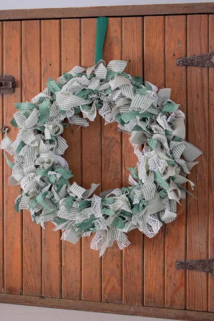 How-to-make-a-st-patricks-day-wreath-with-ribbon
