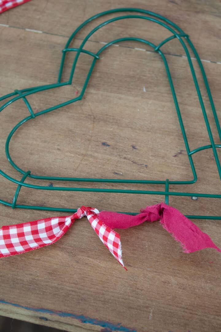 DIY-heart-shaped-Valentine's-day-wreath