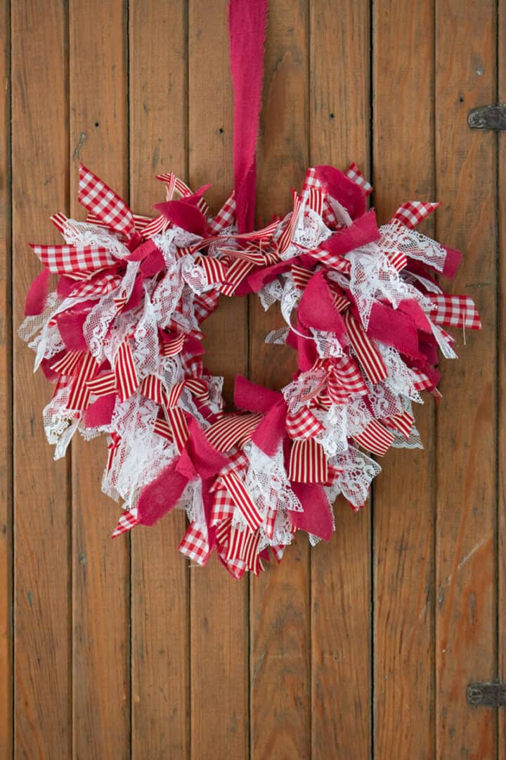 Easy-DIY-Valentines-Day-wreath-PIN